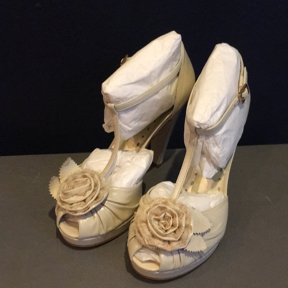 BCBG Vintage Flower Heels💖